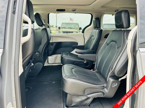 Used 2023 Chrysler Pacifica Limited FWD image 30
