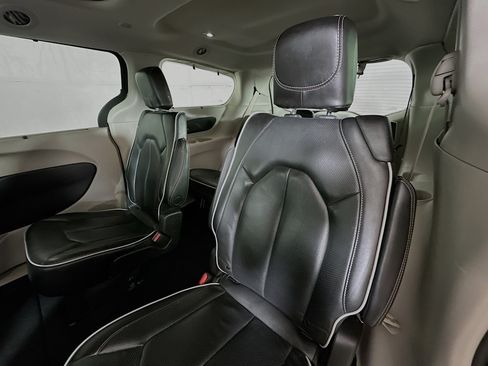 Used 2023 Chrysler Pacifica Limited FWD image 25