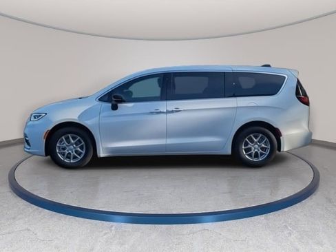 New 2026 Chrysler Pacifica Select image 8
