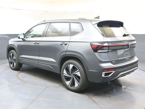 Used 2025 Volkswagen Taos SE AWD/4WD image 3
