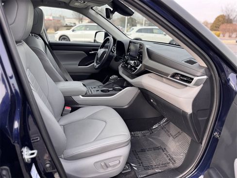 Used 2020 Toyota Highlander XLE image 18