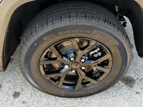Used 2025 Jeep Grand Cherokee L Altitude RWD image 9