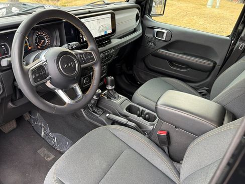 Used 2024 Jeep Wrangler Unlimited Sahara AWD/4WD image 10