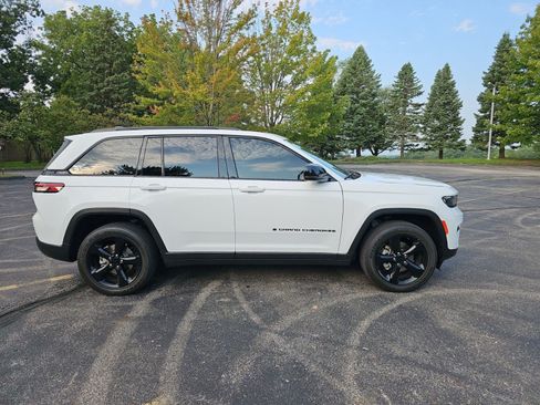 Used 2023 Jeep Grand Cherokee Altitude AWD/4WD image 7