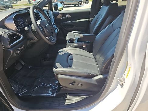 Used 2025 Chrysler Pacifica Select w/ Uconnect Theater Family Group AWD/4WD image 16