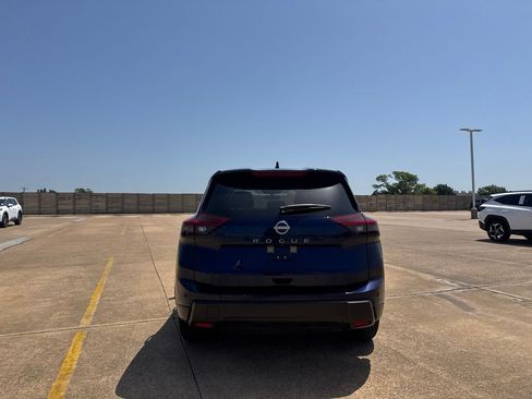 Certified 2025 Nissan Rogue SV FWD image 18