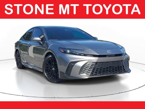 Used 2025 Toyota Camry SE FWD image 1