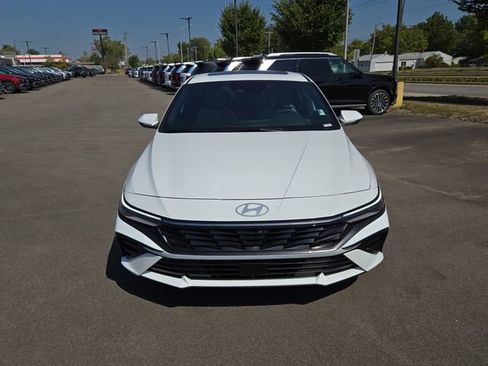 New 2025 Hyundai Elantra Limited FWD image 3