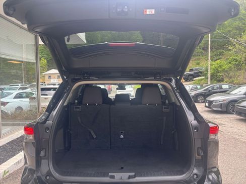 Used 2025 Toyota Highlander LE FWD image 35