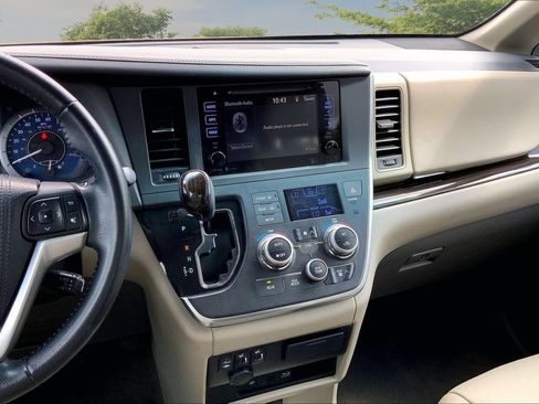 Used 2015 Toyota Sienna XLE Premium FWD image 9