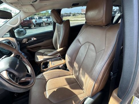 Used 2017 Chrysler Pacifica Limited FWD image 9