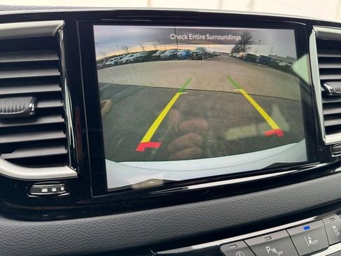 Used 2024 Chrysler Pacifica Touring-L FWD image 22