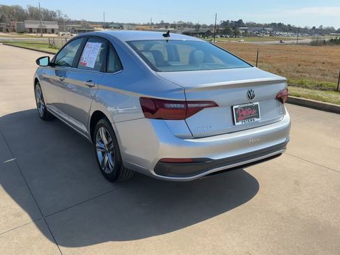 Used 2024 Volkswagen Jetta SE FWD image 6