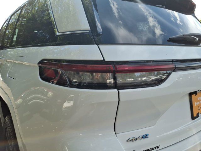Certified 2023 Jeep Grand Cherokee Overland w/ Luxury Tech Group IV AWD/4WD image 14