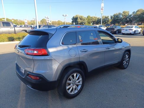 Used 2017 Jeep Cherokee Limited image 4