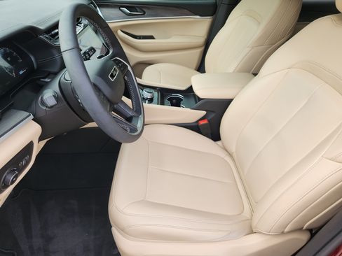 Used 2024 Jeep Grand Cherokee L Limited w/ Black Appearance Package image 16