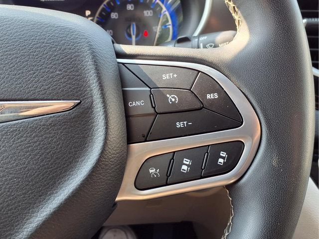 Used 2023 Chrysler Pacifica Touring-L FWD image 15