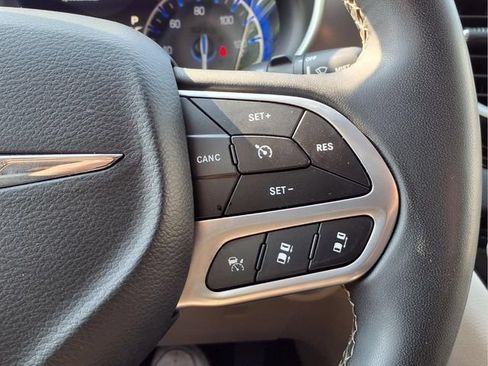 Used 2023 Chrysler Pacifica Touring-L FWD image 15