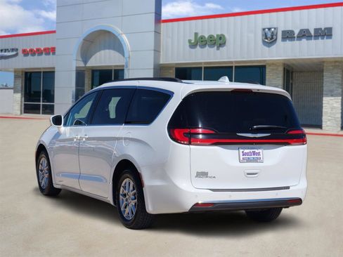 Used 2022 Chrysler Pacifica Touring-L FWD image 4