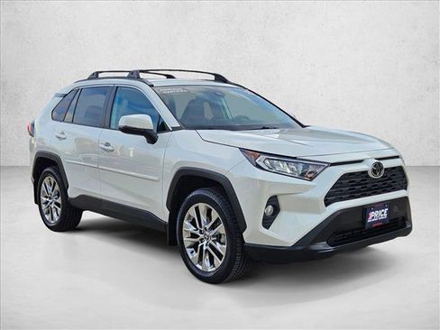 Used 2021 Toyota RAV4 XLE Premium image 3