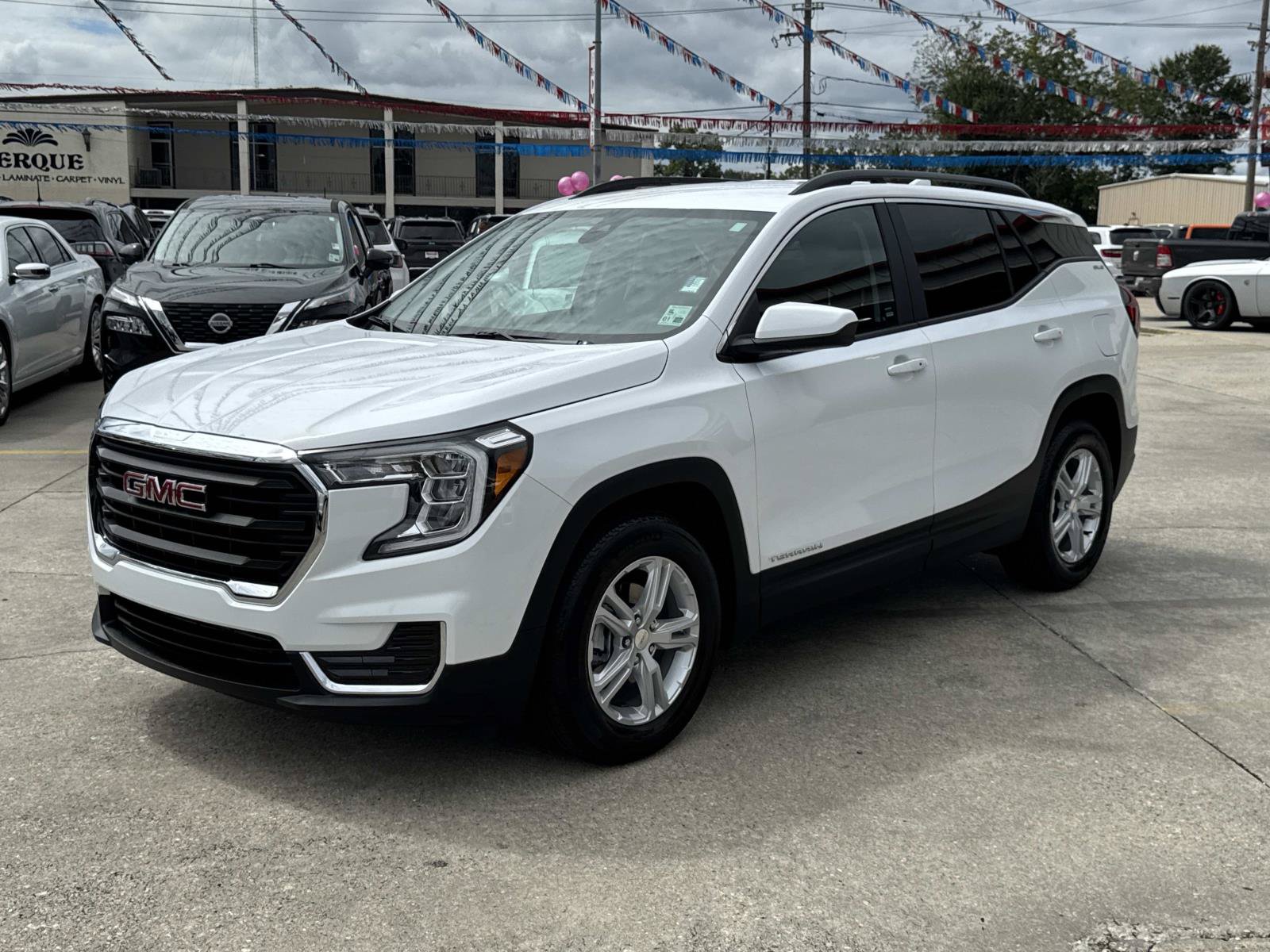Used 2024 GMC Terrain SLE w/ Driver Convenience Package FWD image 3