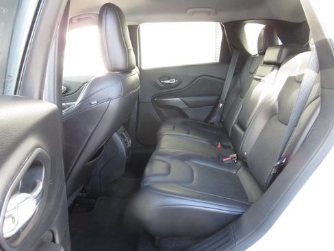 Used 2019 Jeep Cherokee Limited image 19