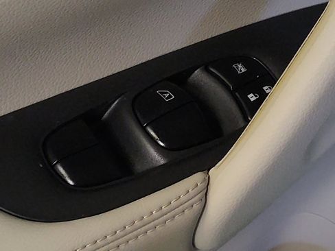 Used 2017 Nissan Rogue Sport SV image 27