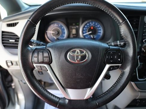 Used 2020 Toyota Sienna XLE image 17