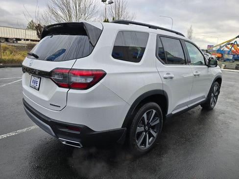 New 2025 Honda Pilot Touring image 6
