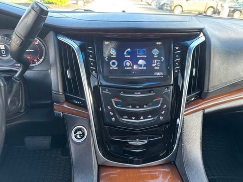 Used 2018 Cadillac Escalade Luxury AWD/4WD image 27