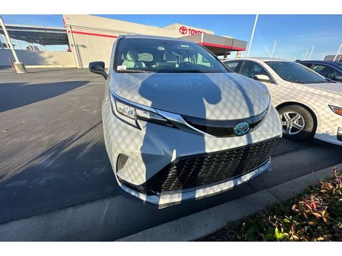 Used 2023 Toyota Sienna XSE image 5