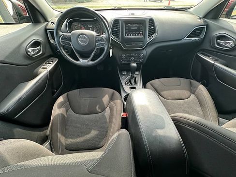 Used 2019 Jeep Cherokee Latitude w/ Cold Weather Group AWD/4WD image 19