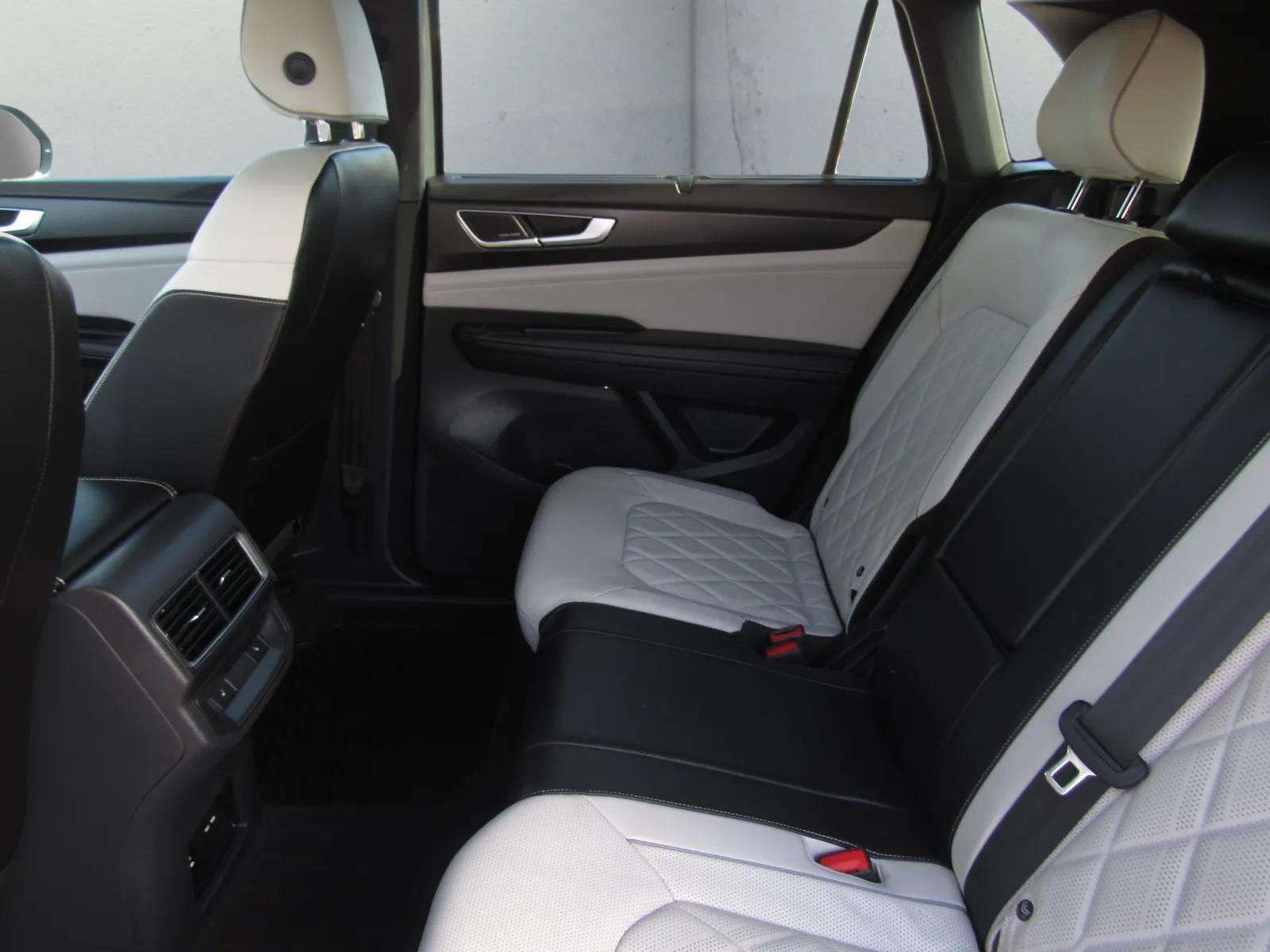Used 2024 Volkswagen Atlas Cross Sport SEL Premium R-Line AWD/4WD image 14