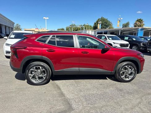 Used 2025 Chevrolet Trax LT w/ LT Convenience Package FWD image 2