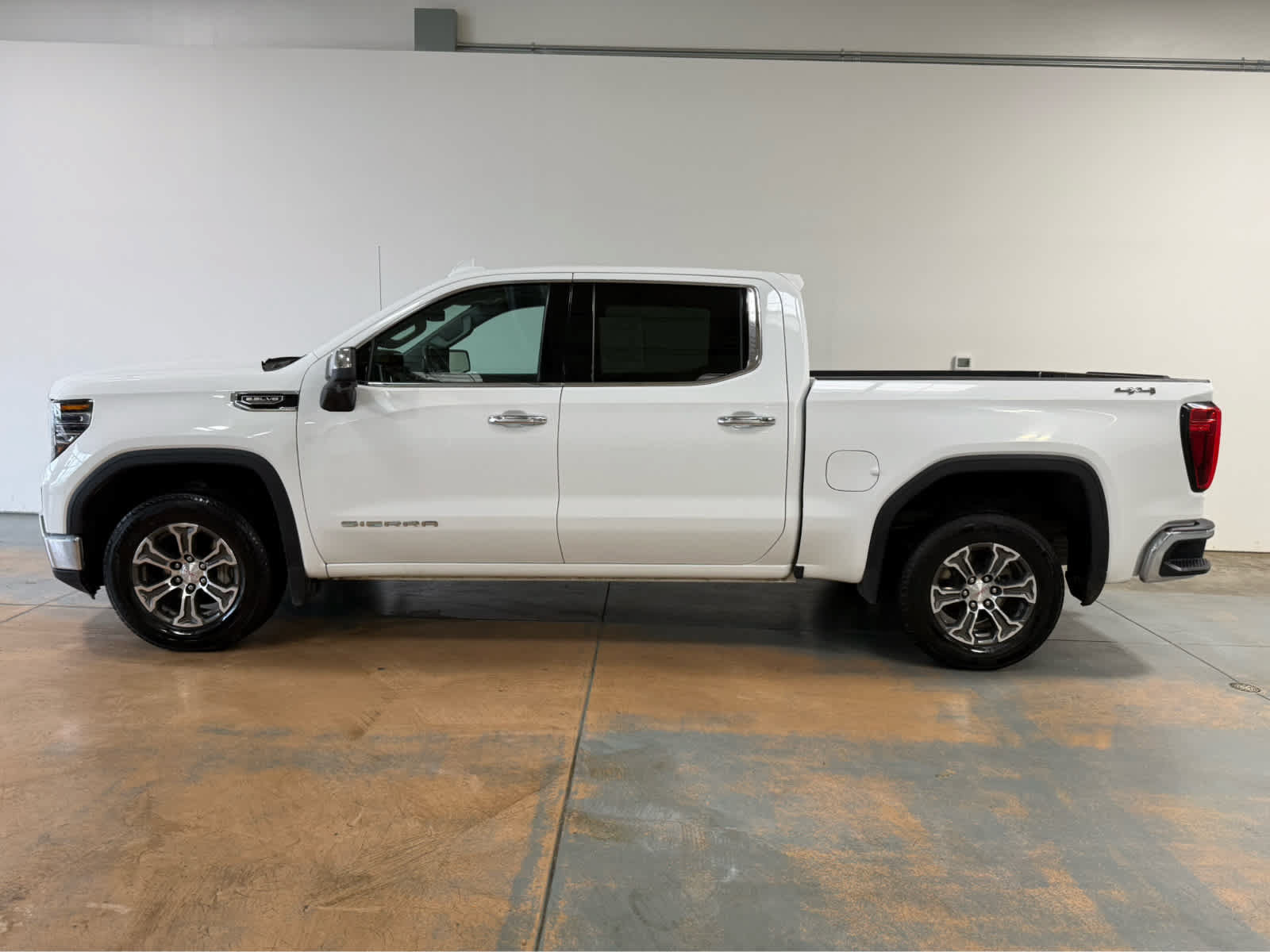 Used 2025 GMC Sierra 1500 SLT AWD/4WD image 2
