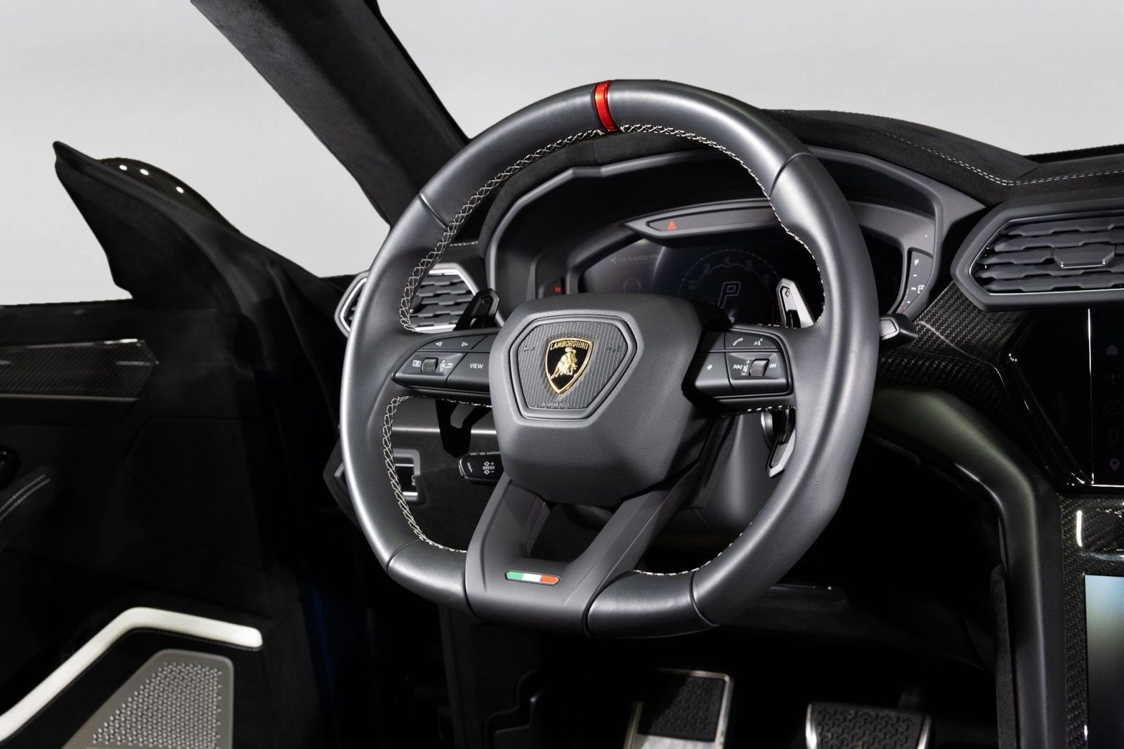 Used 2024 Lamborghini Urus Performante AWD/4WD image 43
