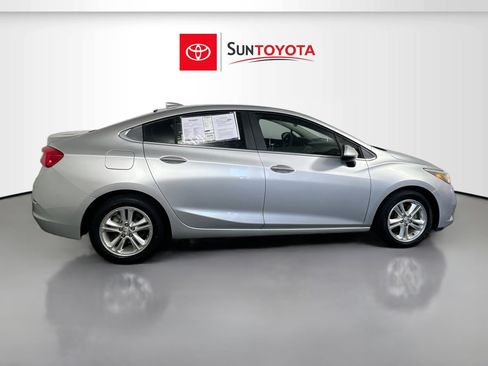 Used 2017 Chevrolet Cruze LT image 2