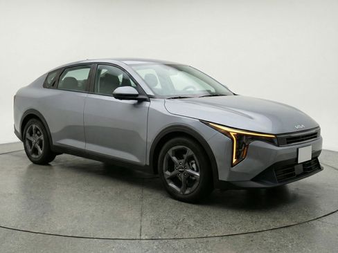 Used 2025 Kia K4 LXS image 1