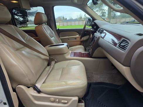 Used 2010 Chevrolet Suburban LTZ image 17