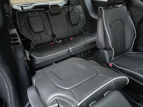 Used 2025 Chrysler Pacifica Premium image 28