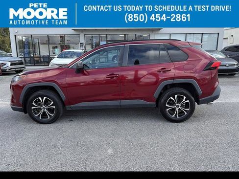 Used 2019 Toyota RAV4 LE image 1