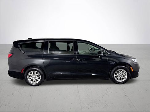 Used 2023 Chrysler Pacifica Touring-L image 5