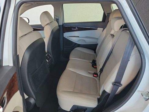 Used 2017 Kia Sorento LX image 18
