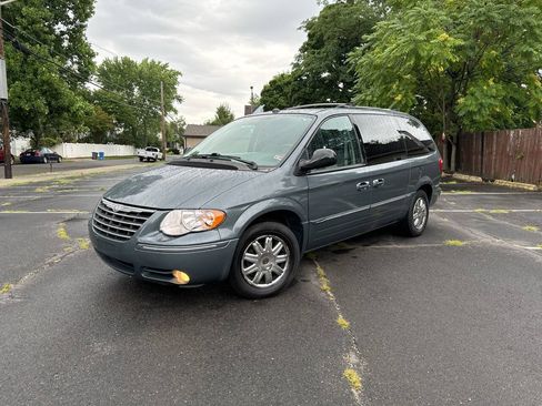 Used 2005 Chrysler Town & Country Limited FWD image 1