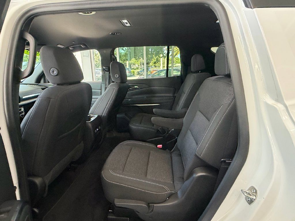 Used 2025 Chevrolet Traverse LT FWD image 12