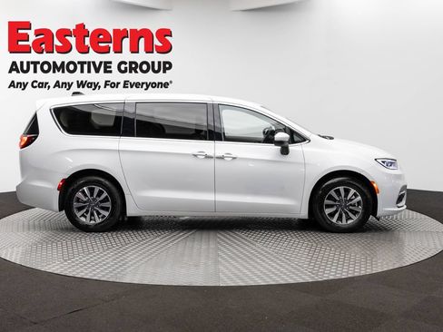 Used 2023 Chrysler Pacifica Touring-L FWD image 4