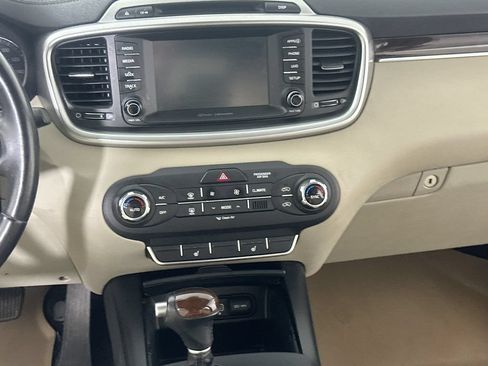 Used 2018 Kia Sorento FWD image 19