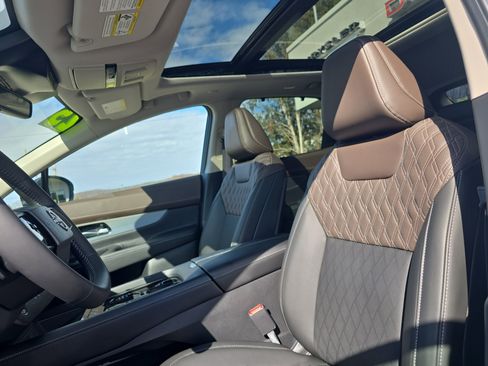 Used 2025 Nissan Murano Platinum w/ Cargo Package image 12