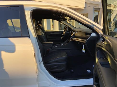 New 2025 Jeep Grand Cherokee L Altitude image 8