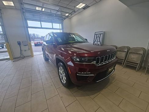 Used 2024 Jeep Grand Cherokee Limited image 7